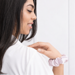 Silkki scrunchie „Luxe Pink“. Korut. Pastellisävyinen vaaleanpunainen silkkinen hiuslenkki ilman kuviota