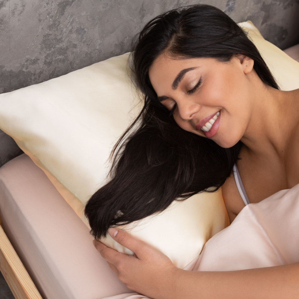 Silkkinen tyynyliina "Cream". Tyynyliinat 50x60. Silkkityynyliina kauneutta ja mukavaa unta varten tyylikkäässä pakkauksessa.