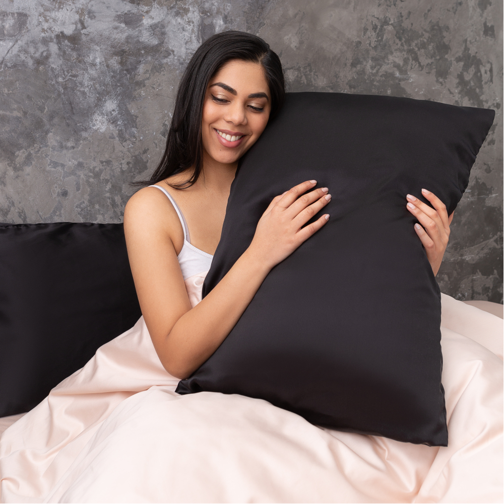 Silkkinen tyynyliina "Obsidian Silk". Silkkityynyliina. Korkealaatuinen musta silkkinen tyynyliina, joka takaa poikkeuksellisen mukavuuden ja miellyttävän tunteen.