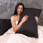 Silkkinen tyynyliina "Obsidian Silk". Silkkityynyliina. Korkealaatuinen musta silkkinen tyynyliina, joka takaa poikkeuksellisen mukavuuden ja miellyttävän tunteen.