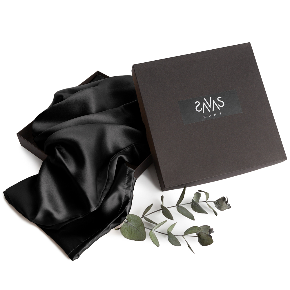 Silkkinen tyynyliina "Obsidian Silk". Silkkityynyliina. Ylellinen musta silkkinen tyynyliina, joka sopii täydellisesti moderniin ja minimalistiseen sisustukseen.