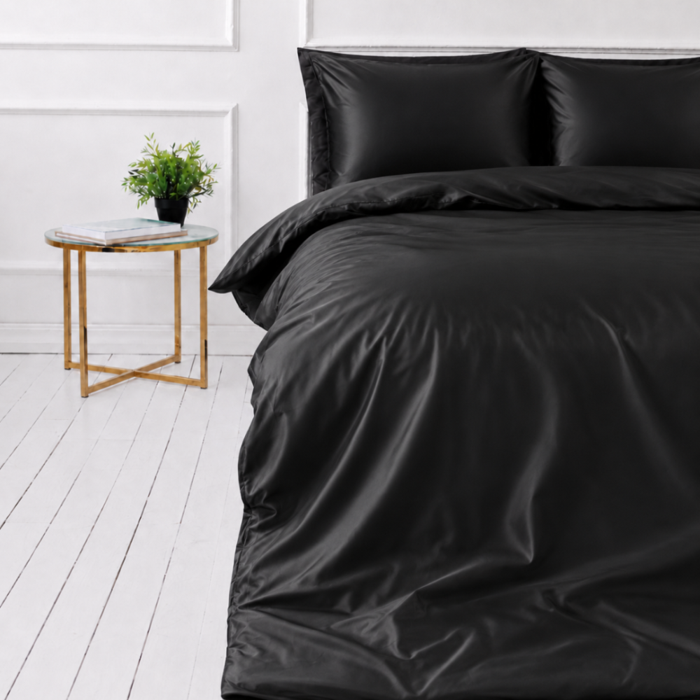 Silkkiset vuodevaatteet „Onyx Silk“. Yksivärinen pussilakana, 200x220 cm. Luksusmainen musta silkkipussilakanasarja syvällä kiillolla ja pehmeillä laskoksilla.