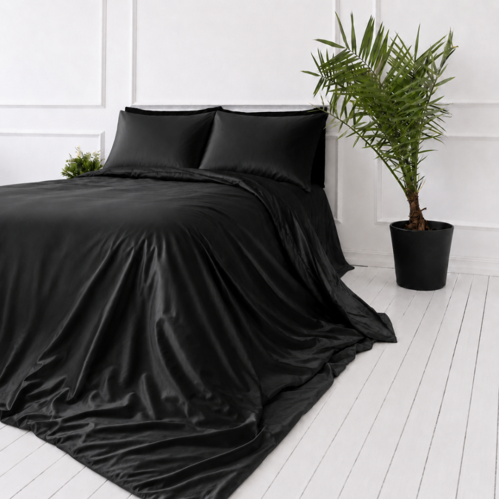 Silkkiset vuodevaatteet „Onyx Silk“. Yksivärinen pussilakana, 200x220 cm. Minimalistinen musta satiinipussilakanasarja, joka säteilee ylellisyyttä ja pehmeää silkkituntumaa.