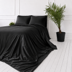 Silkkiset vuodevaatteet „Onyx Silk“. Yksivärinen pussilakana, 200x220 cm. Minimalistinen musta satiinipussilakanasarja, joka säteilee ylellisyyttä ja pehmeää silkkituntumaa.