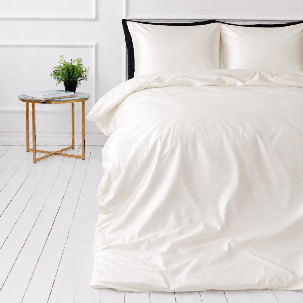 Silkkiset vuodevaatteet „Pearl White Silk“. Yksivärinen pussilakana, 200x220 cm. Pehmeä norsunluunvärinen minimalistinen vuodevaatesetti.
