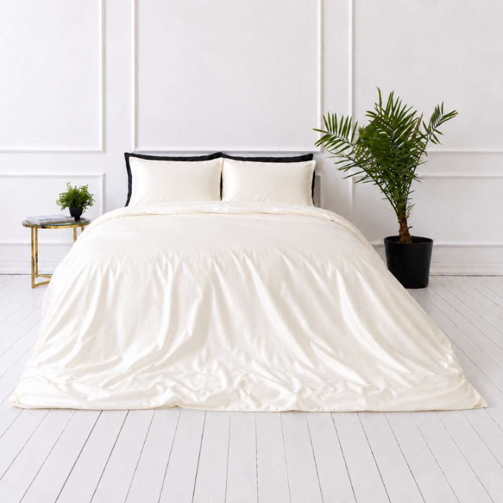 Silkkiset vuodevaatteet „Pearl White Silk“. Yksivärinen pussilakana, 200x220 cm. Lämmin kermainen ylellinen vuodevaatesetti.
