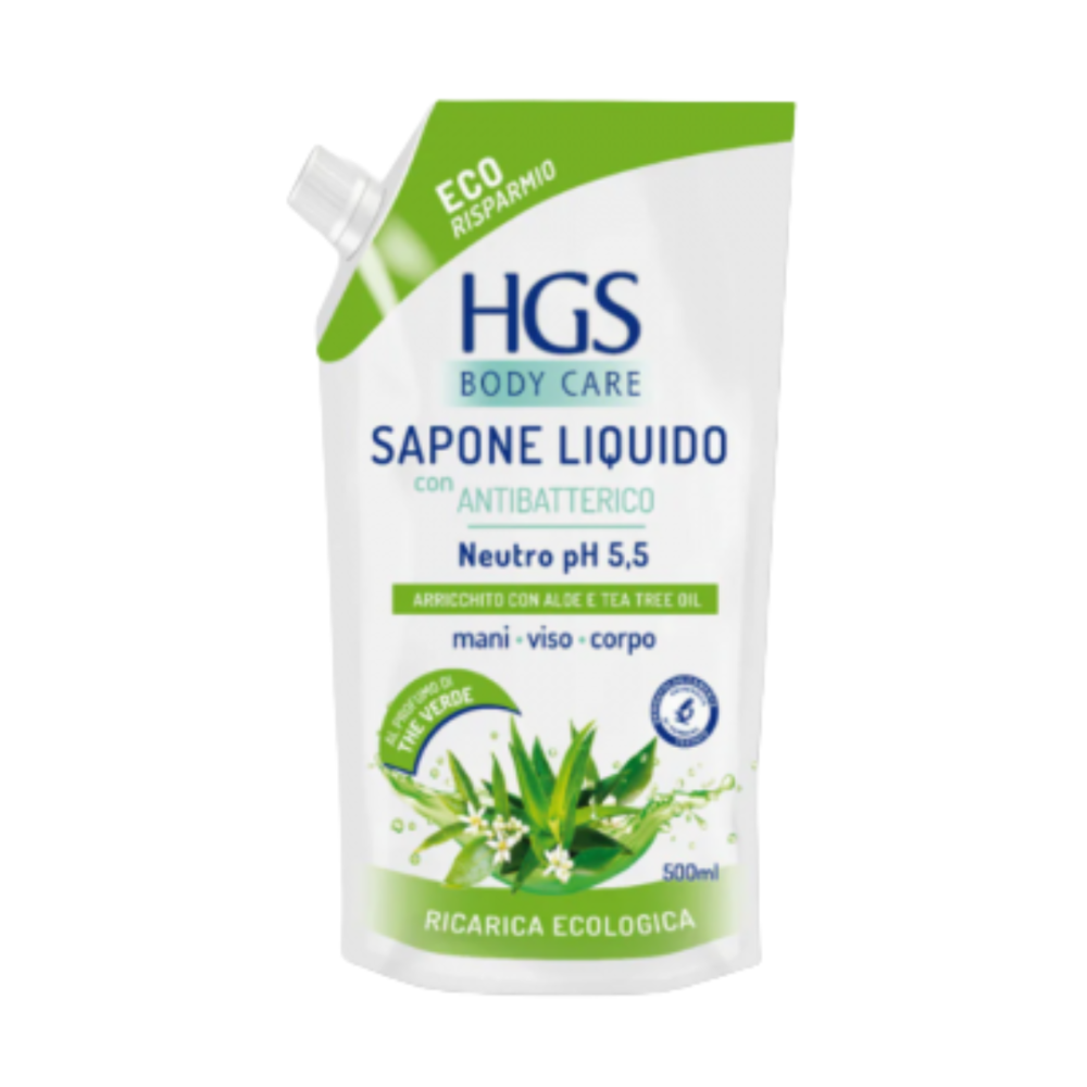 Nestemäinen käsisaippua „HGS liquid soap“. Saippua. Hgs nestesaippua läpinäkyvässä pullossa pesualtaan reunalla pyyhkeen vieressä