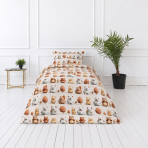 Lasten pussilakanasetti „Besties“. Eläinkuosi pussilakanasetti, 140x200 cm, 150x210 cm, 160x200 cm. Kermanvärinen vuodevaate karhuhahmoilla ja ruskeanoransseilla puilla.