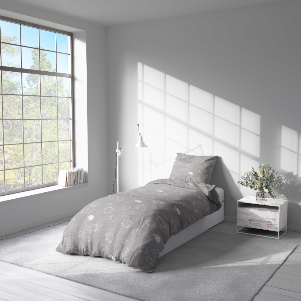 Pussilakanasetti „Lunar Sheep“. Harmaa pussilakanasetti, 140x200 cm, 150x210 cm, 160x200 cm. Vaaleanharmaa vuodevaate minimalistisella lammasaiheella