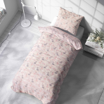 Lasten pussilakanasetti „Swan Dreams“. Lasten pussilakanasetti, 140x200 cm. Hellä vaaleanpunainen tausta joutsenilla ja sateenkaaren väreillä – leikkisä ja rauhoittava design lasten huoneeseen.