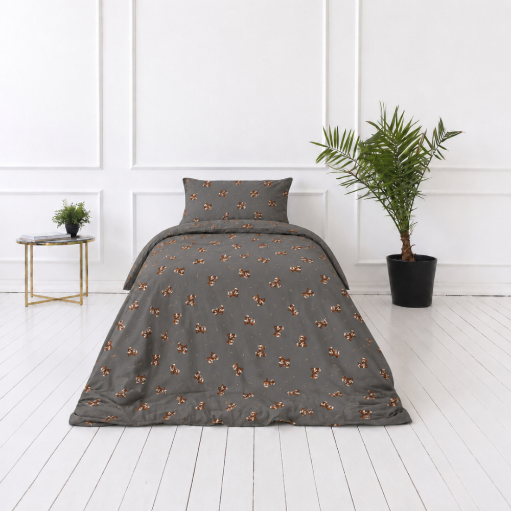 Lasten pussilakanasetti „Bear“. Flanelli pussilakana, 100x140 cm, 140x200 cm, 150x210 cm, 160x200 cm. Tumman harmaanruskea vuodevaatesetti nallekarhumotiiveilla Lasten pussilakanasetti „Bear“. Flanelli pussilakana, 100x140 cm, 140x200 cm, 150x210 cm, 160x200 cm. Tumman harmaanruskea vuodevaatesetti nallekarhumotiiveilla