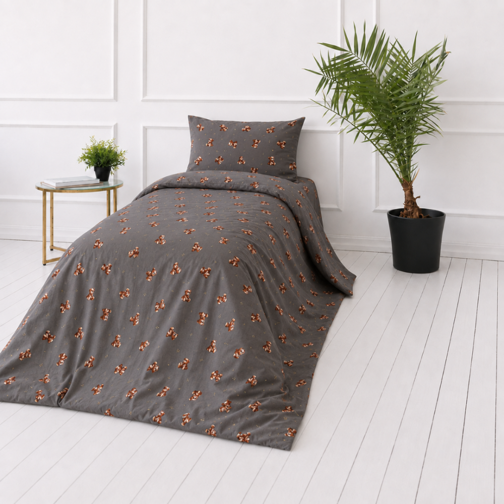 Lasten pussilakanasetti „Bear“. Flanelli pussilakana, 100x140 cm, 140x200 cm, 150x210 cm, 160x200 cm. Tumman harmaanruskeat vuodevaatteet ruskeilla nallekarhuilla ja pisteillä Lasten pussilakanasetti „Bear“. Flanelli pussilakana, 100x140 cm, 140x200 cm, 150x210 cm, 160x200 cm. Tumman harmaanruskeat vuodevaatteet ruskeilla nallekarhuilla ja pisteillä