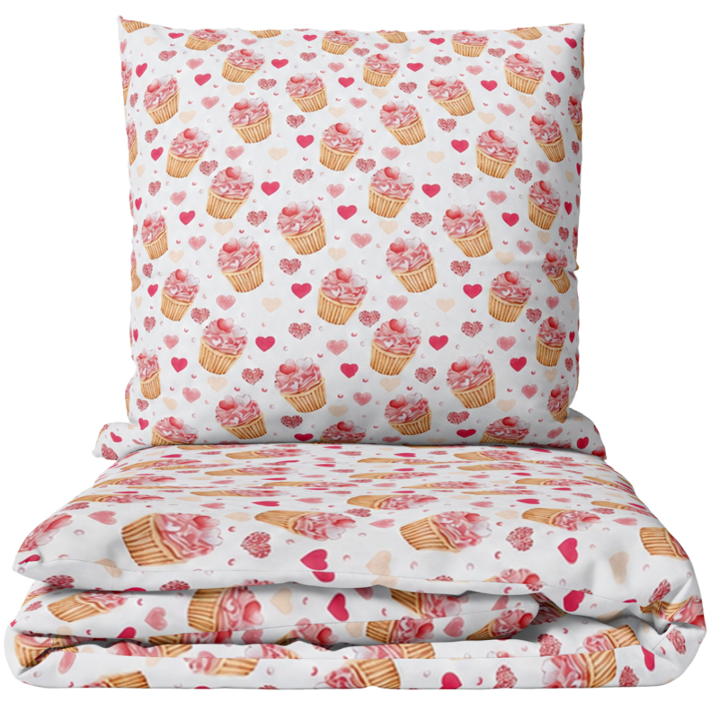 Lasten pussilakanasetti „Muffins“. Flanelli pussilakana, 100x140 cm, 140x200 cm, 150x210 cm, 160x200 cm. Vaalea vuodevaatesetti vaaleanpunaisella kuppikakku- ja sydänkuviolla Lasten pussilakanasetti „Muffins“. Flanelli pussilakana, 100x140 cm, 140x200 cm, 150x210 cm, 160x200 cm. Vaalea vuodevaatesetti vaaleanpunaisella kuppikakku- ja sydänkuviolla