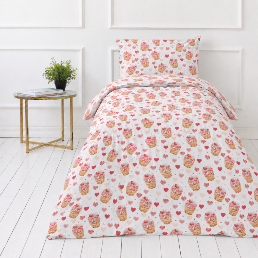 Lasten pussilakanasetti „Muffins“. Flanelli pussilakana, 100x140 cm, 140x200 cm, 150x210 cm, 160x200 cm. Valkoinen vuodevaatesetti vaaleanpunaisilla kuppikakuilla ja värikkäillä sydämillä Lasten pussilakanasetti „Muffins“. Flanelli pussilakana, 100x140 cm, 140x200 cm, 150x210 cm, 160x200 cm. Valkoinen vuodevaatesetti vaaleanpunaisilla kuppikakuilla ja värikkäillä sydämillä