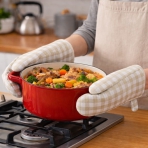 Patakinnas „Dusty Gingham glove“. Uunikintaat. Puuvillainen uunikinnas beige-valkoisella ruutukuviolla