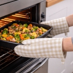 Patakinnas „Dusty Gingham glove“. Uunikintaat. Lämmönkestävä keittiökinnas beigellä ruutukuosilla