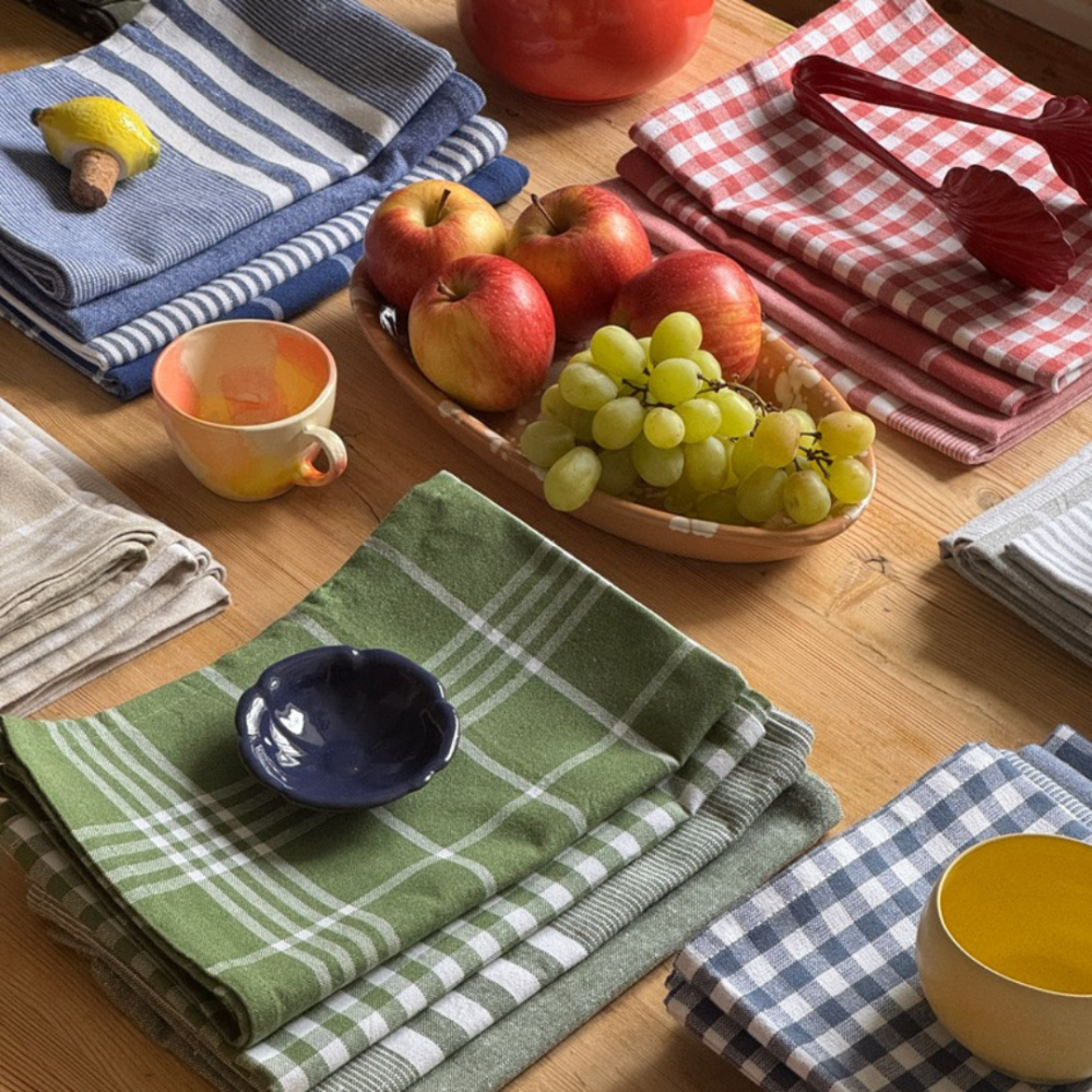 Pyykin pehmennysaine „Farmhouse Kitchen Towel“. Keittiöpyyhkeet. Salvianvihreä keittiöpyyhe koristeellisilla valkoisilla linjoilla Pyykin pehmennysaine „Farmhouse Kitchen Towel“. Keittiöpyyhkeet. Salvianvihreä keittiöpyyhe koristeellisilla valkoisilla linjoilla