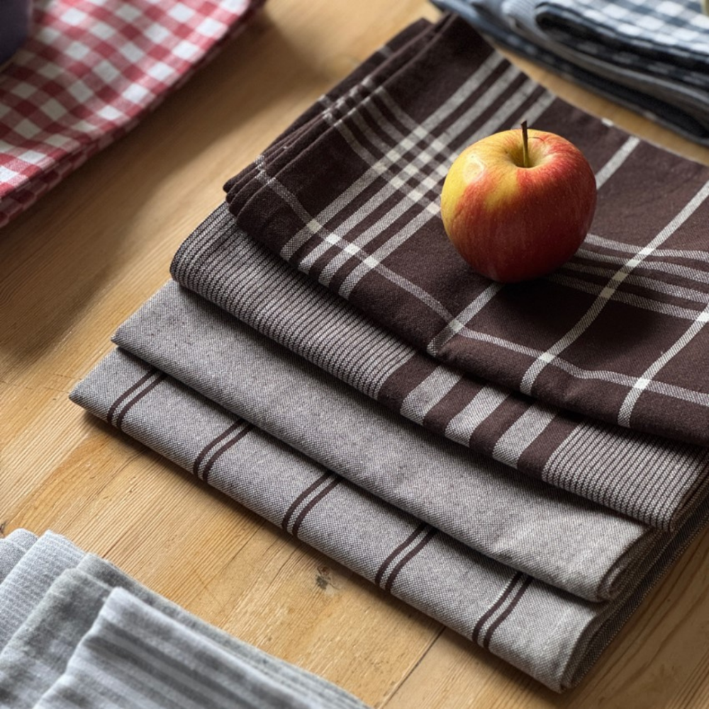 Pyykin pehmennysaine „Urban Kitchen Towel“. Keittiöpyyhkeet. Keittiöpyyhe harmaalla pohjalla ja ruskeilla koristeellisilla linjoilla Pyykin pehmennysaine „Urban Kitchen Towel“. Keittiöpyyhkeet. Keittiöpyyhe harmaalla pohjalla ja ruskeilla koristeellisilla linjoilla