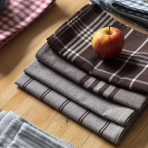 Pyykin pehmennysaine „Urban Kitchen Towel“. Keittiöpyyhkeet. Keittiöpyyhe harmaalla pohjalla ja ruskeilla koristeellisilla linjoilla Pyykin pehmennysaine „Urban Kitchen Towel“. Keittiöpyyhkeet. Keittiöpyyhe harmaalla pohjalla ja ruskeilla koristeellisilla linjoilla