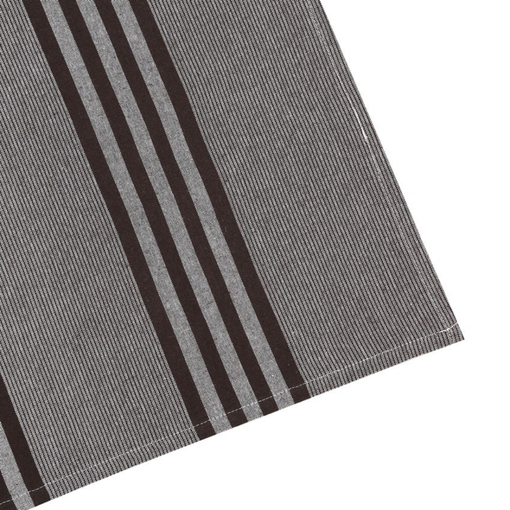 Pyykin pehmennysaine „Urban Kitchen Towel“. Keittiöpyyhkeet. Harmaanruskea keittiöpyyhe kontrastisella raidallisella designilla Pyykin pehmennysaine „Urban Kitchen Towel“. Keittiöpyyhkeet. Harmaanruskea keittiöpyyhe kontrastisella raidallisella designilla