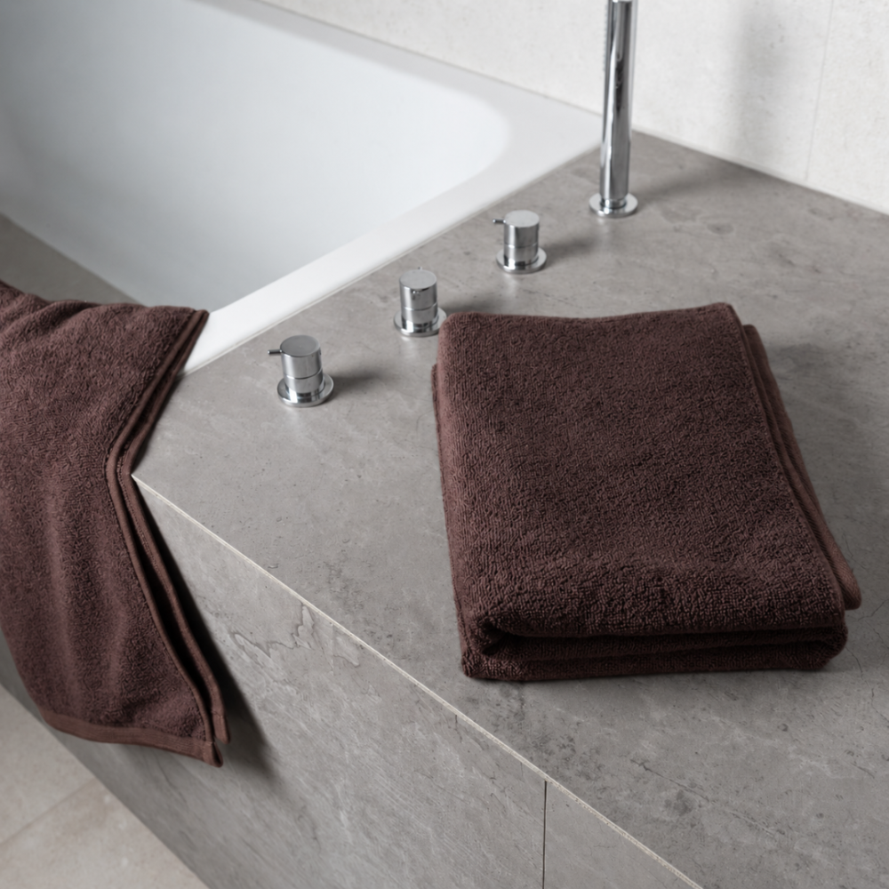Kylpypyyhe „Brown towel“, 50x100 cm, 70x140 cm. Suklaanruskea taiteltu pyyhe