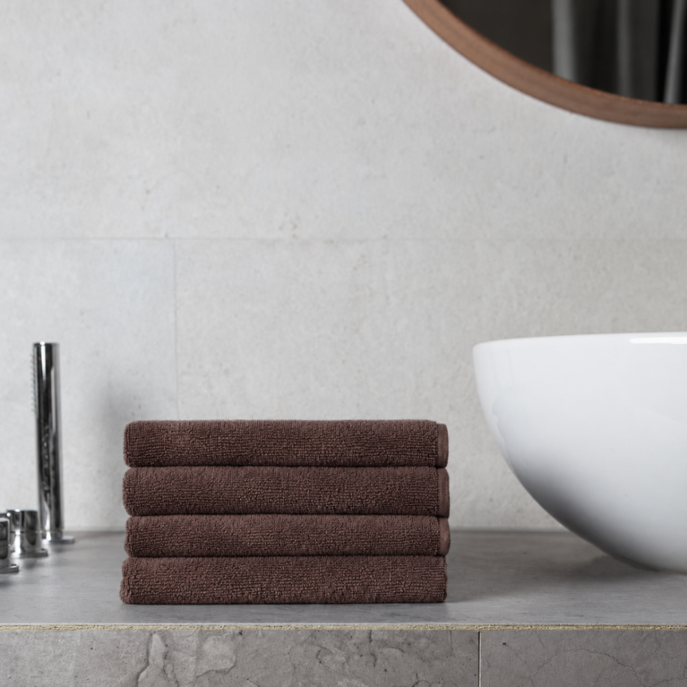 Kylpypyyhe „Brown towel“, 50x100 cm, 70x140 cm. Yhtenäisen tummanruskea pyyhe hienovaraisella pinnalla