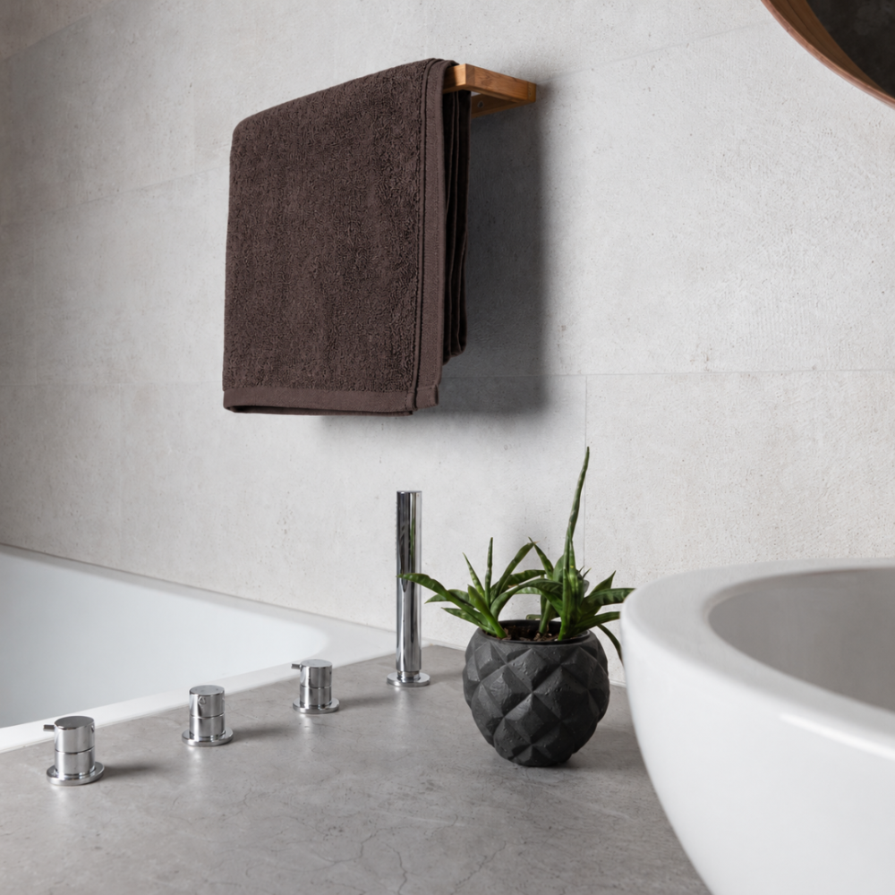 Kylpypyyhe „Brown towel“, 50x100 cm, 70x140 cm. Tummanruskea pyyhe sileällä minimalistisella muotoilulla