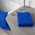 Kylpypyyhe „Dark blue towel“, 70x140 cm. Kuninkaansininen taiteltu pyyhe