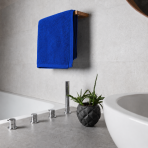Kylpypyyhe „Dark blue towel“, 70x140 cm. Sininen pyyhe sileällä minimalistisella muotoilulla