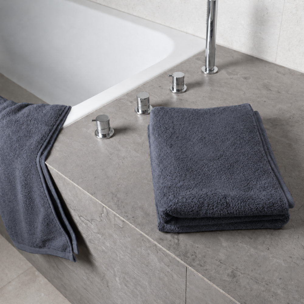 Kylpypyyhe „Grey towel“, 50x100 cm, 70x140 cm. Yksivärinen harmaa pyyhe hienovaraisella pinnalla Kylpypyyhe „Grey towel“, 50x100 cm, 70x140 cm. Yksivärinen harmaa pyyhe hienovaraisella pinnalla