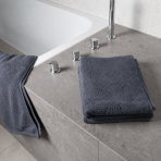 Kylpypyyhe „Grey towel“, 50x100 cm, 70x140 cm. Yksivärinen harmaa pyyhe hienovaraisella pinnalla Kylpypyyhe „Grey towel“, 50x100 cm, 70x140 cm. Yksivärinen harmaa pyyhe hienovaraisella pinnalla