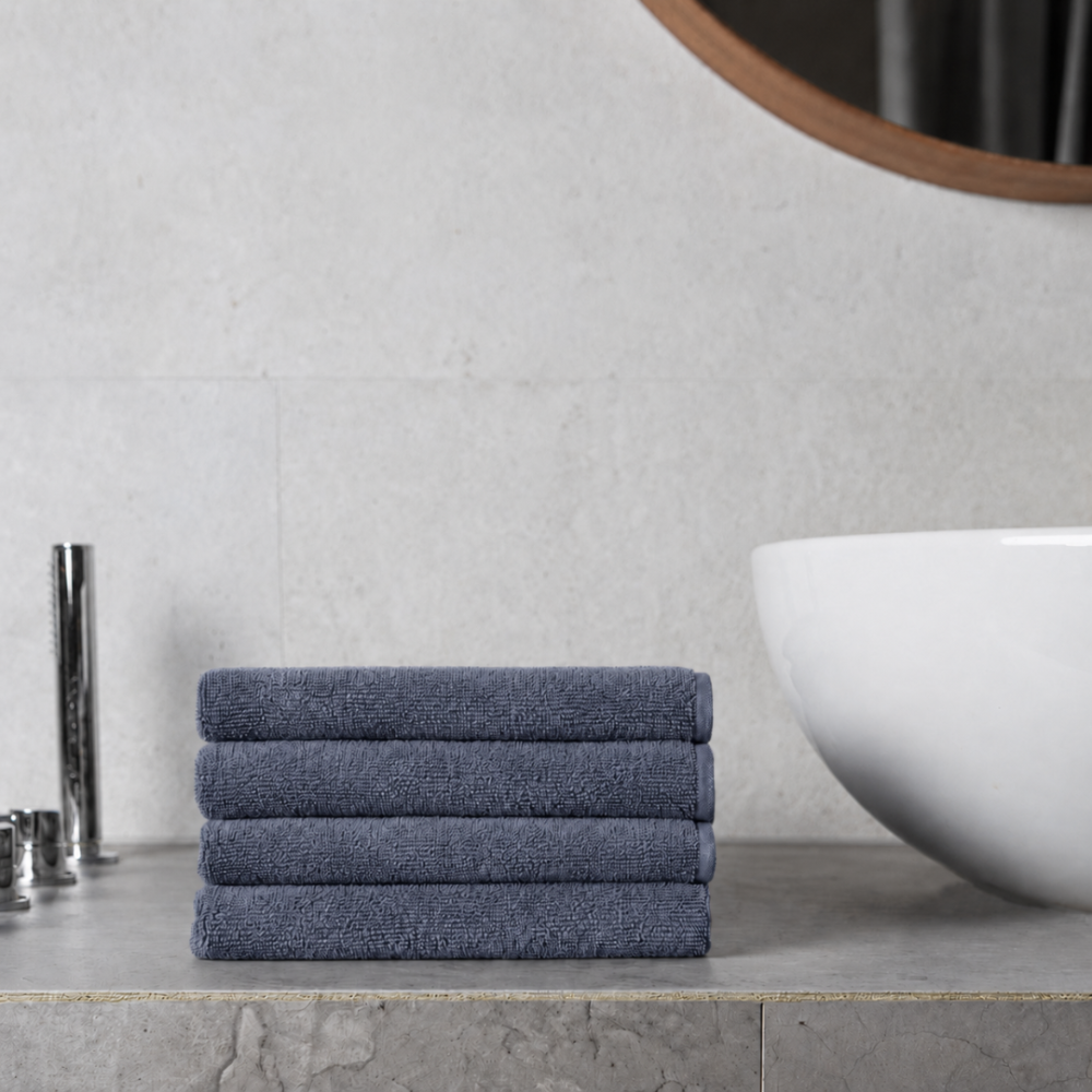 Kylpypyyhe „Grey towel“, 50x100 cm, 70x140 cm. Taiteltu pyyhe grafiitinharmaassa sävyssä Kylpypyyhe „Grey towel“, 50x100 cm, 70x140 cm. Taiteltu pyyhe grafiitinharmaassa sävyssä