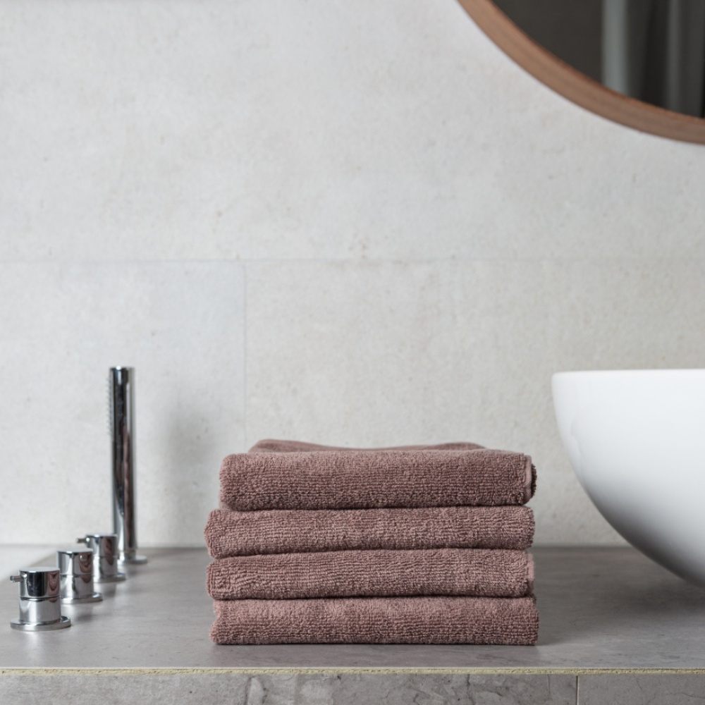 Kylpypyyhe „Light Brown towel“, 70x140 cm. Ruskeanharmaa pyyhe minimalistisella yksivärisellä muotoilulla