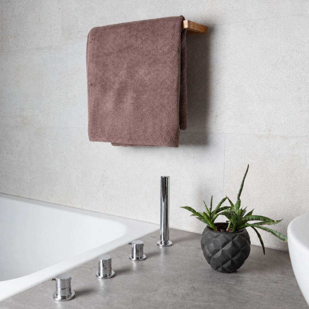 Kylpypyyhe „Light Brown towel“, 70x140 cm. Taiteltu pyyhe harmaanruskeassa sävyssä