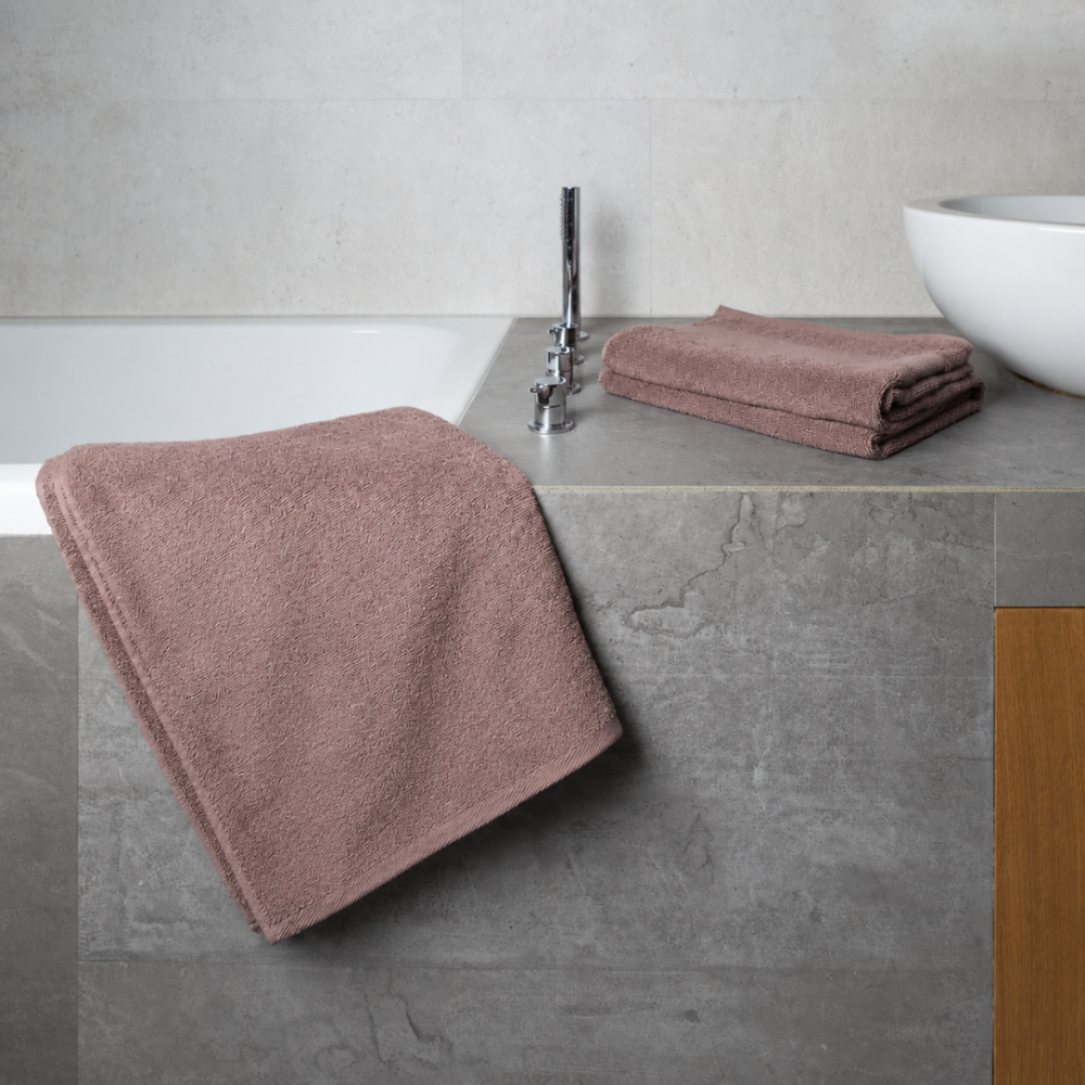 Kylpypyyhe „Light Brown towel“, 70x140 cm. Yksivärinen ruskeanharmaa pyyhe hienovaraisella pinnalla