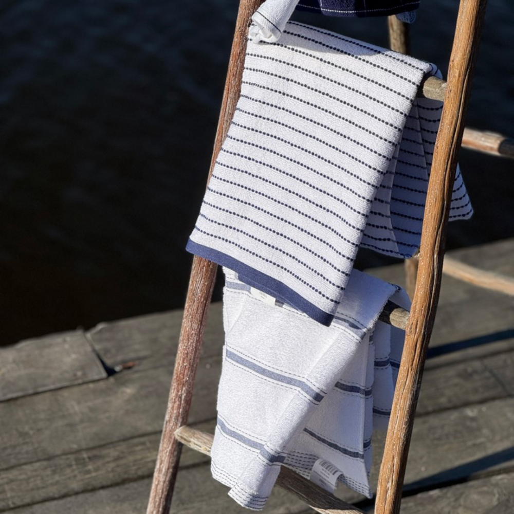 Kylpypyyhe „Marine Stripe“, 70x130 cm. Raidallinen valkoinen kylpypyyhe tummansinisellä reunuksella