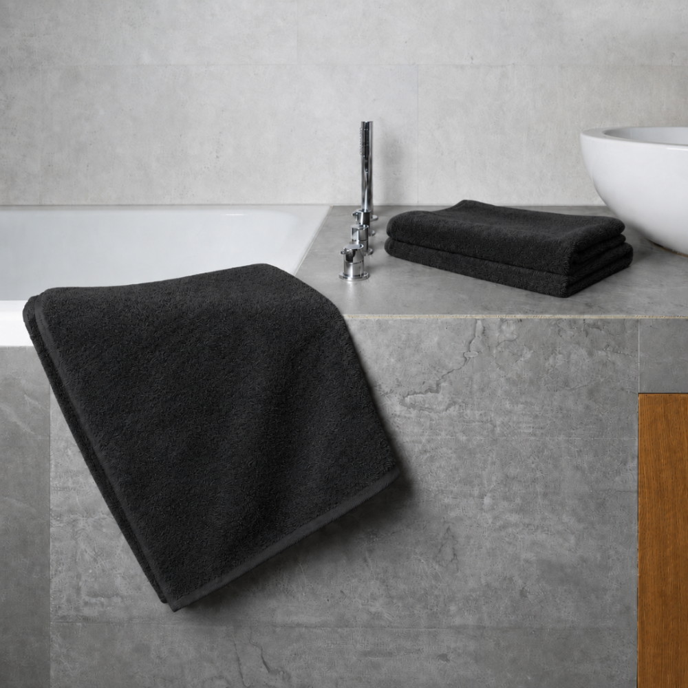 Kylpypyyhe „Obsidian Softness“, 70x140 cm. Elegantit mustat pyyhkeet hienovaraisella kangastekstuurilla Kylpypyyhe „Obsidian Softness“, 70x140 cm. Elegantit mustat pyyhkeet hienovaraisella kangastekstuurilla