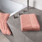 Kylpypyyhe „Royal Coral towel“, 70x140 cm. Pastellinroosa kylpypyyhe teksturoidulla pinnalla ja koristeellisella reunalla. Kylpypyyhe „Royal Coral towel“, 70x140 cm. Pastellinroosa kylpypyyhe teksturoidulla pinnalla ja koristeellisella reunalla.