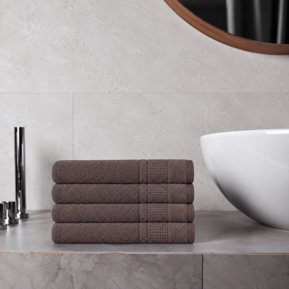Kylpypyyhe „Royal Brown towel“, 70x140 cm. Syvänruskea kylpypyyhe koristeellisella raidallisella reunuksella. Kylpypyyhe „Royal Brown towel“, 70x140 cm. Syvänruskea kylpypyyhe koristeellisella raidallisella reunuksella.