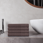 Kylpypyyhe „Royal Brown towel“, 70x140 cm. Syvänruskea kylpypyyhe koristeellisella raidallisella reunuksella. Kylpypyyhe „Royal Brown towel“, 70x140 cm. Syvänruskea kylpypyyhe koristeellisella raidallisella reunuksella.