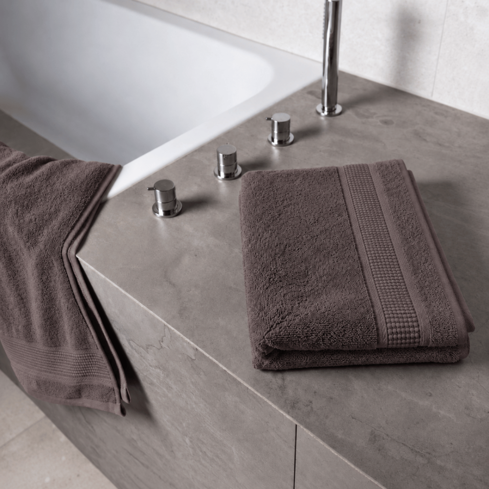 Kylpypyyhe „Royal Brown towel“, 70x140 cm. Ruskea kylpypyyhe teksturoidulla pinnalla ja koristeellisella reunuksella. Kylpypyyhe „Royal Brown towel“, 70x140 cm. Ruskea kylpypyyhe teksturoidulla pinnalla ja koristeellisella reunuksella.