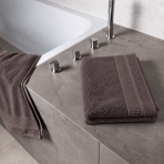 Kylpypyyhe „Royal Brown towel“, 70x140 cm. Ruskea kylpypyyhe teksturoidulla pinnalla ja koristeellisella reunuksella. Kylpypyyhe „Royal Brown towel“, 70x140 cm. Ruskea kylpypyyhe teksturoidulla pinnalla ja koristeellisella reunuksella.