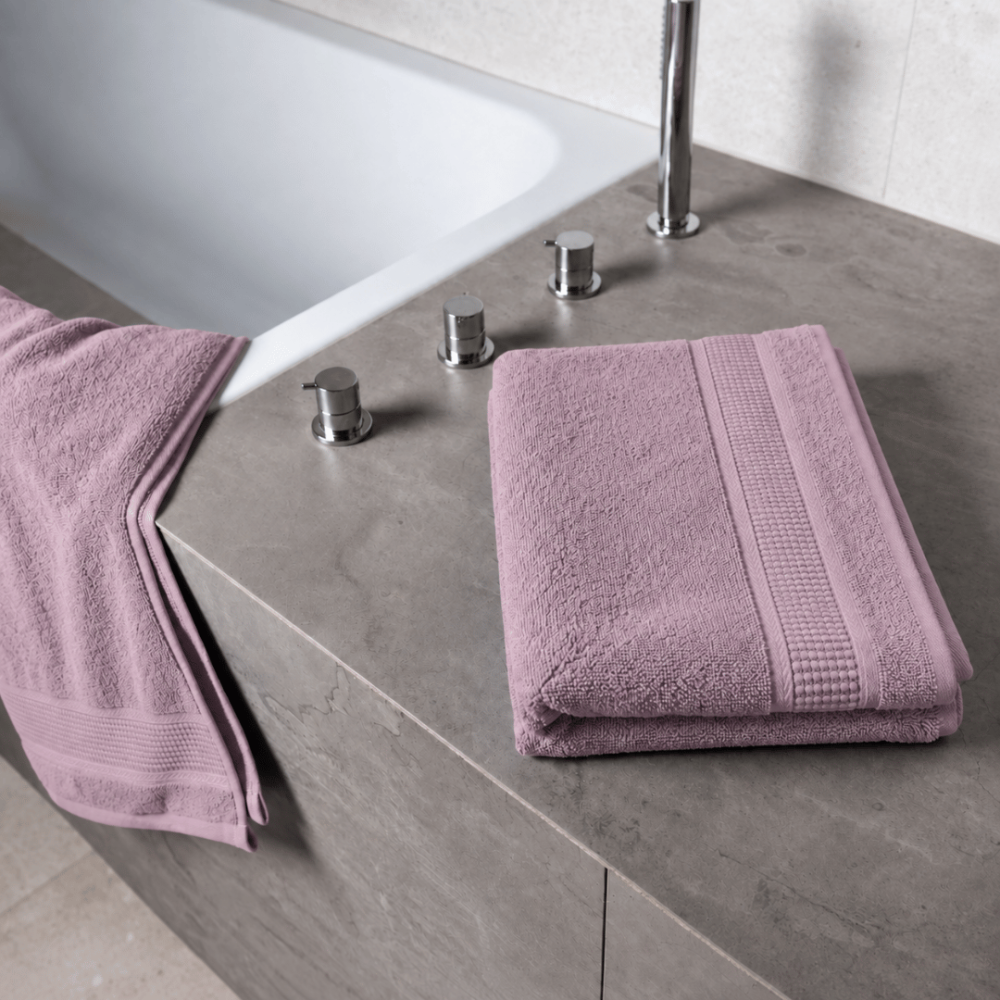 Kylpypyyhe „Royal Grape towel“, 70x140 cm. Violetti kylpypyyhe teksturoidulla pinnalla ja koristeellisella reunuksella. Kylpypyyhe „Royal Grape towel“, 70x140 cm. Violetti kylpypyyhe teksturoidulla pinnalla ja koristeellisella reunuksella.
