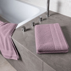 Kylpypyyhe „Royal Grape towel“, 70x140 cm. Violetti kylpypyyhe teksturoidulla pinnalla ja koristeellisella reunuksella. Kylpypyyhe „Royal Grape towel“, 70x140 cm. Violetti kylpypyyhe teksturoidulla pinnalla ja koristeellisella reunuksella.