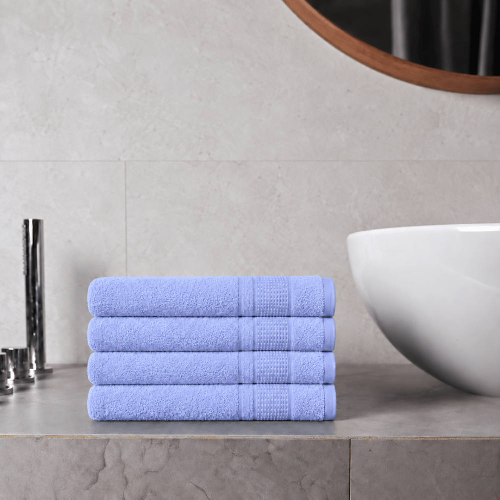 Kylpypyyhe „Royal Lilac towel“, 70x140 cm. Pehmeän sininen kylpypyyhe koristeellisella raidallisella reunuksella.