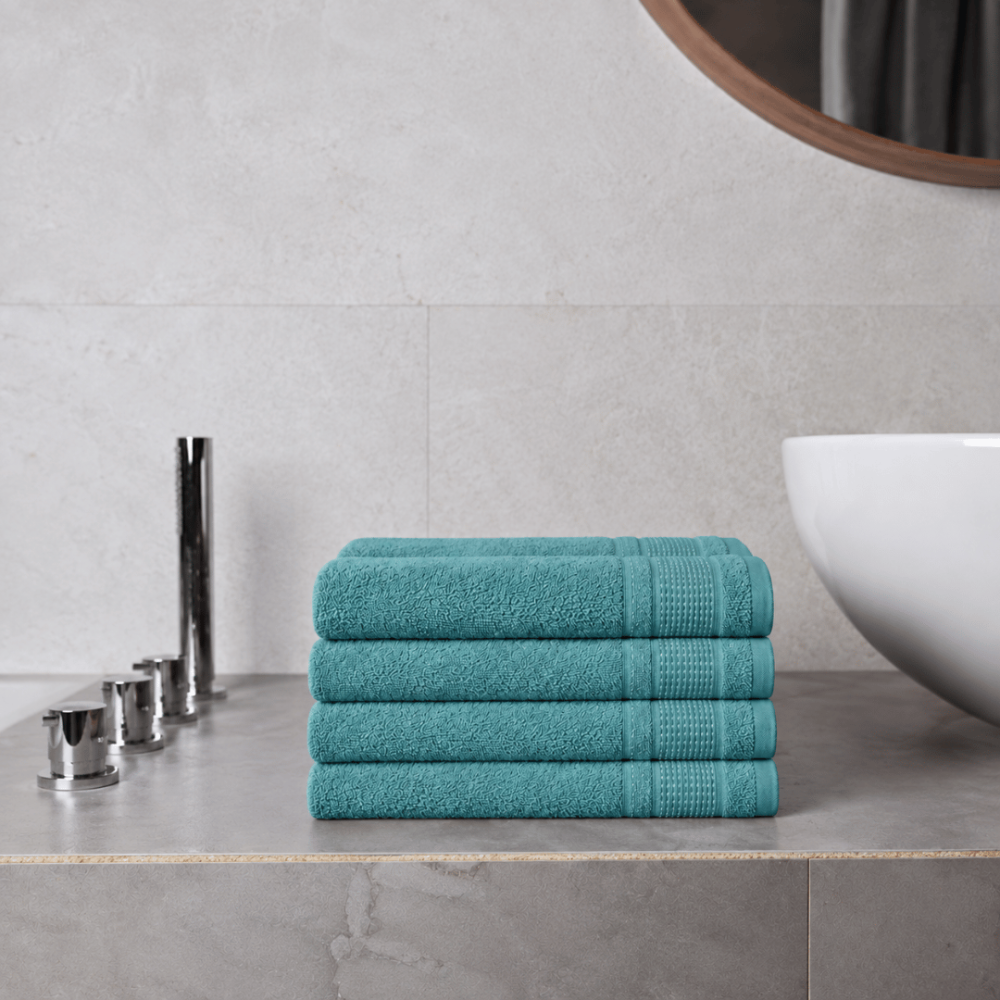 Kylpypyyhe „Royal Turquoise towel“, 70x140 cm. Syvän turkoosi kylpypyyhe koristeellisella raidallisella reunuksella. Kylpypyyhe „Royal Turquoise towel“, 70x140 cm. Syvän turkoosi kylpypyyhe koristeellisella raidallisella reunuksella.