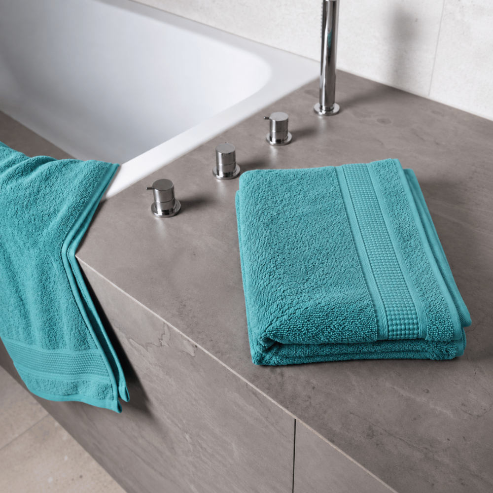 Kylpypyyhe „Royal Turquoise towel“, 70x140 cm. Turkoosin sävyinen kylpypyyhe teksturoidulla pinnalla ja koristeellisella reunalla. Kylpypyyhe „Royal Turquoise towel“, 70x140 cm. Turkoosin sävyinen kylpypyyhe teksturoidulla pinnalla ja koristeellisella reunalla.