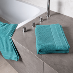 Kylpypyyhe „Royal Turquoise towel“, 70x140 cm. Turkoosin sävyinen kylpypyyhe teksturoidulla pinnalla ja koristeellisella reunalla. Kylpypyyhe „Royal Turquoise towel“, 70x140 cm. Turkoosin sävyinen kylpypyyhe teksturoidulla pinnalla ja koristeellisella reunalla.