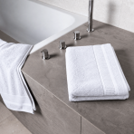 Kylpypyyhe „Royal White towel“, 70x140 cm. Valkoinen kylpypyyhe teksturoidulla pinnalla ja koristeellisella reunuksella. Kylpypyyhe „Royal White towel“, 70x140 cm. Valkoinen kylpypyyhe teksturoidulla pinnalla ja koristeellisella reunuksella.